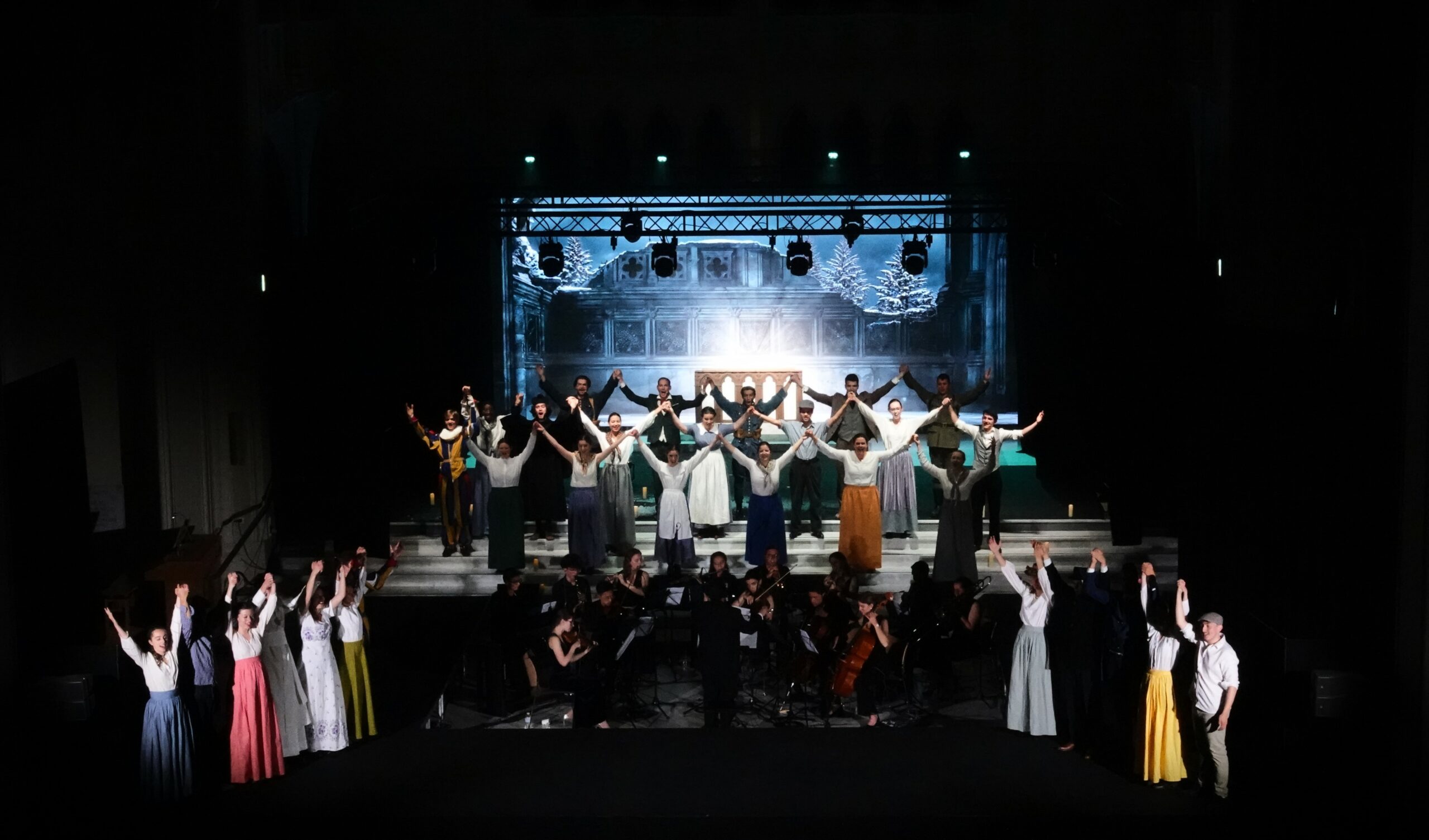 Acteurs sur la scène finale du spectacle Philibert Vrau