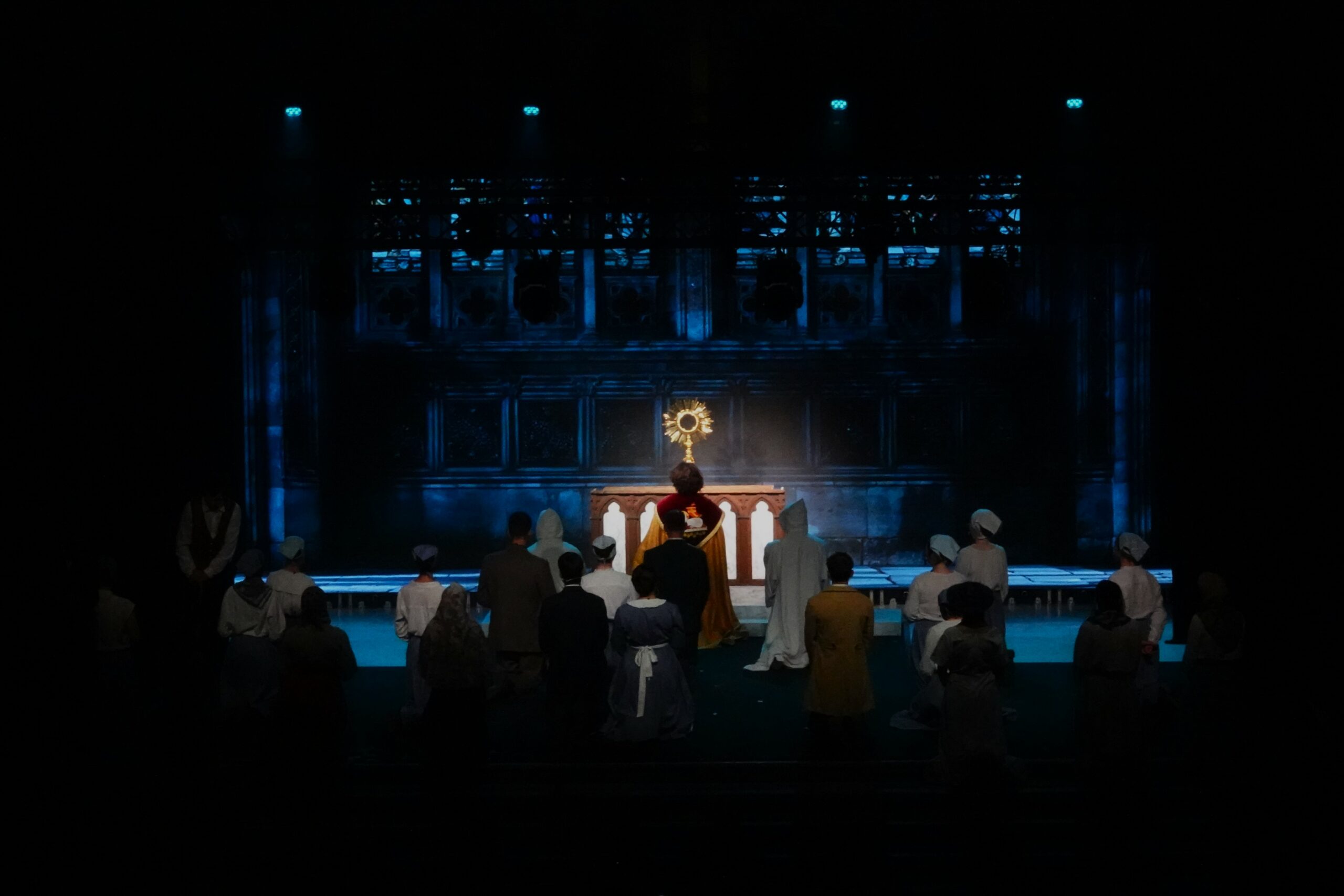 scene-adoration-spectacle-philibert-vrau-lille.JPG